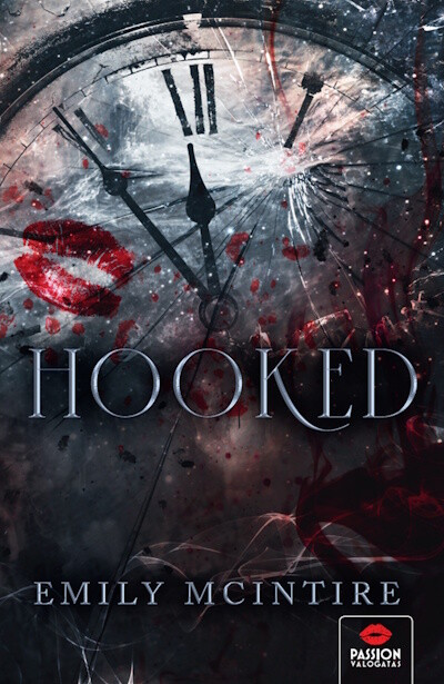 Emily McIntire - Hooked (éldekorált)